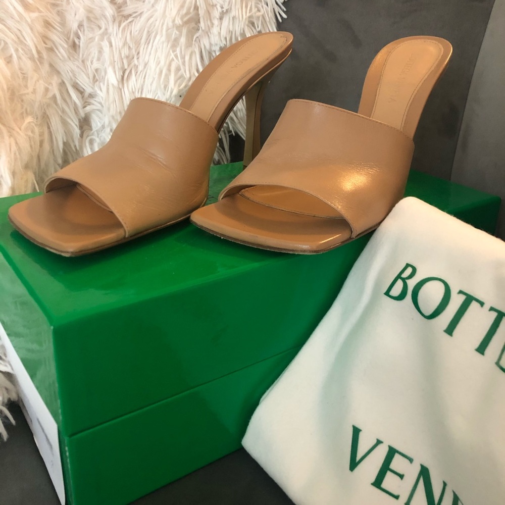 Bottega Veneta nude stretch mules